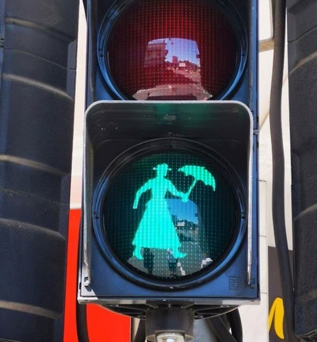 U Maryboroughu, gradu gdje je rođena autorica knjiga o Mary Poppins, Pamela Lyndon Travers, oznake za pješake na semaforima u obliku su poznate junakinje