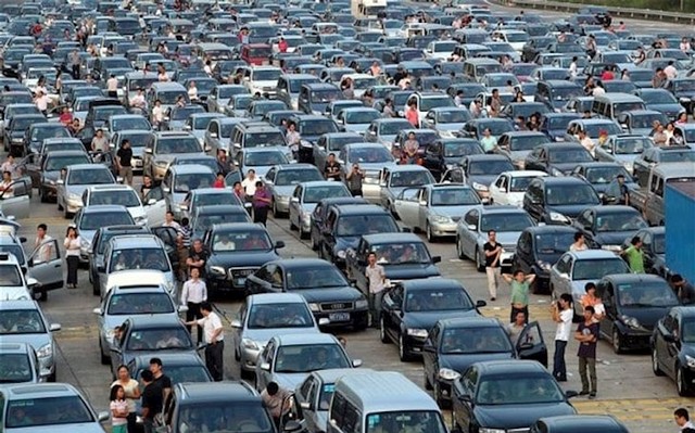 U Kini postoji usluga za ljude koji nemaju vremena ili živaca čekati u prometnoj gužvi. Dva tipa dođu na lokaciju gdje ste zastali, jedan se pobrine za vaš auto, drugi vas motorom odvede na drugu lokaciju!