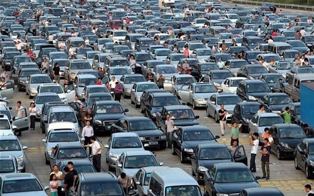 U Kini postoji usluga za ljude koji nemaju vremena ili živaca čekati u prometnoj gužvi. Dva tipa dođu na lokaciju gdje ste zastali, jedan se pobrine za vaš auto, drugi vas motorom odvede na drugu lokaciju!