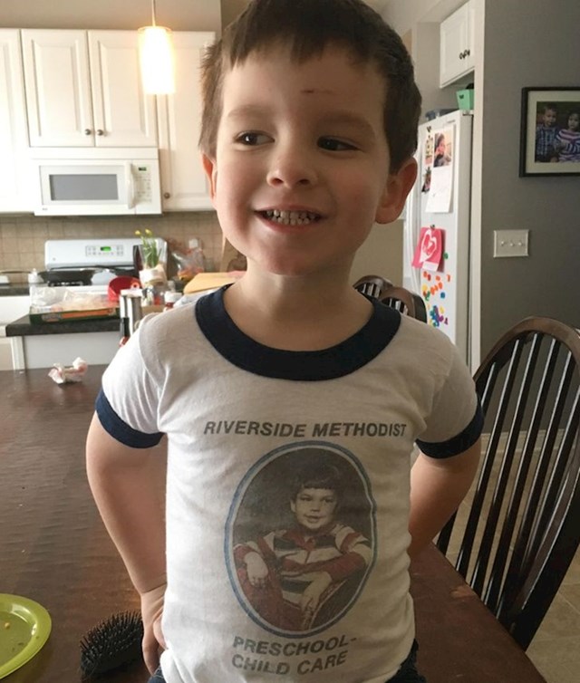 30 godina stara majica koju je otac ovog dječaka nosio prvi dan škole