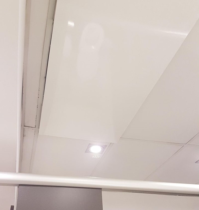 Strop u kojem se vidi odraz i nije baš najbolje rješenje za zahod u trgovačkom centru