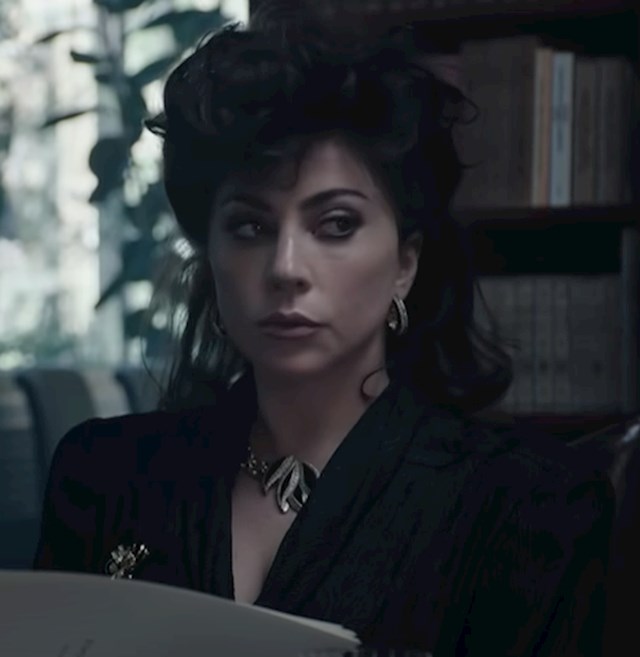 Za ulogu Reggiane u filmu "House of Gucci", Lady Gaga je godinu i pol živjela kao ona. Od toga je 9 mjeseci pričala samo engleski s talijanskim naglaskom na setu i van njega.