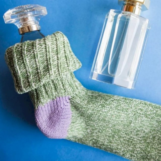 8. Staklena pakiranja dodatno zaštitite. Primjerice, parfem je idealno staviti u čarapu. Ako se i prolije, prolilo se na pravo mjesto 🤣