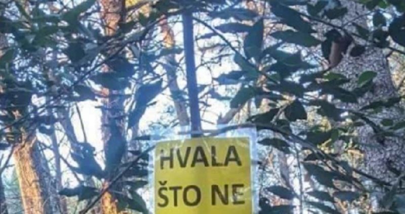 Svi lajkaju neobičan natpis iz jedne šume, odmah će vam biti jasno zašto!