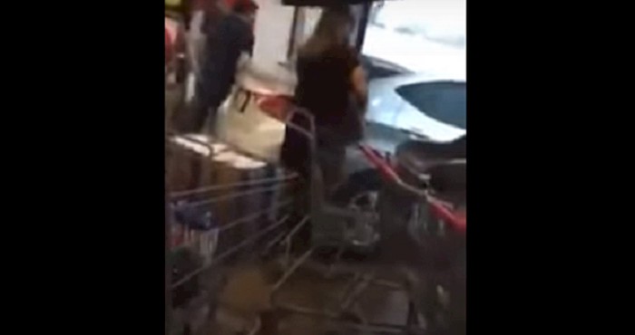 Žena nije htjela pokisnuti od trgovine do auta pa je razbjesnila internet onim što je napravila