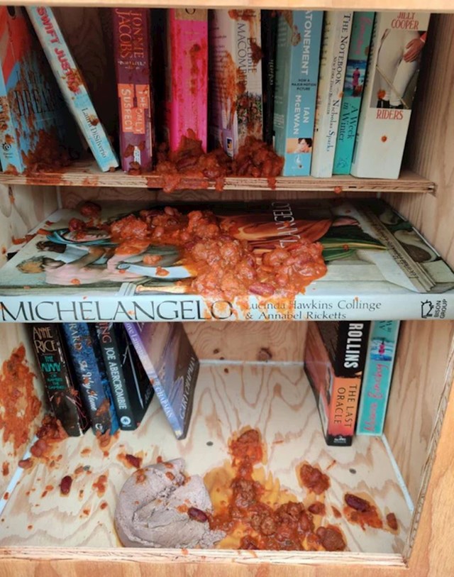Susjed je napravio malu knjižnicu u lokalnom parku. Noćas je netko zalio mačjom hranom i umacima