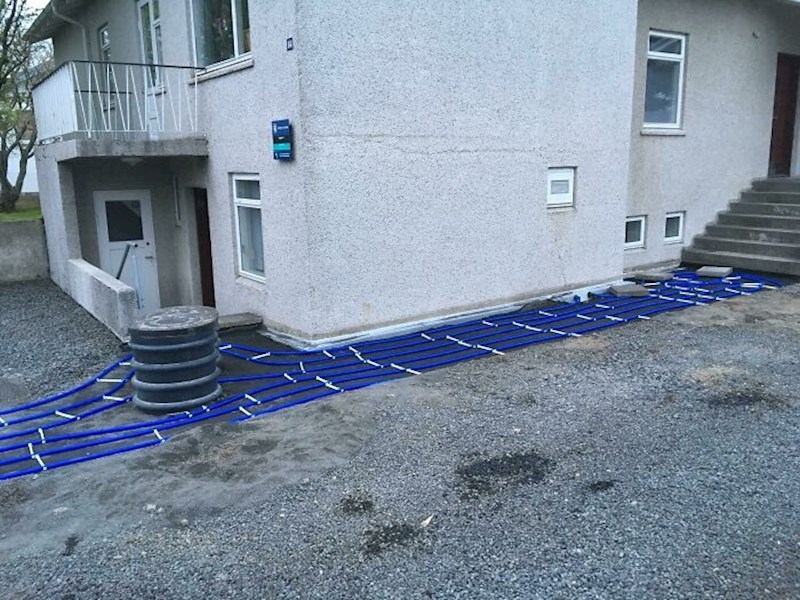 Moderne islandske kuće izgrađene su s geotermalno grijanim vodovodnim cijevima ispod njihovih pločnika, tako da Islanđani nemaju problema s čišćenjem prilaza kućama od snijega