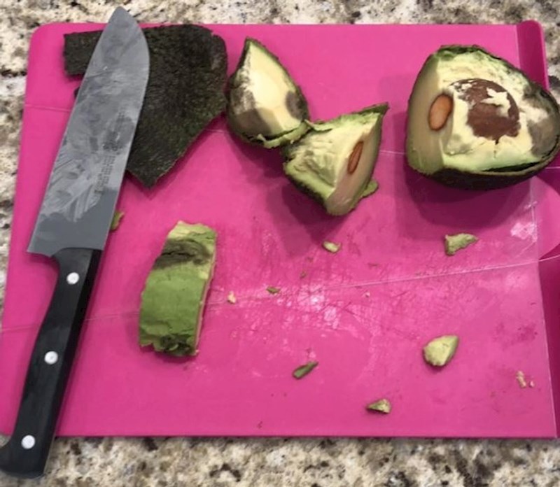 "Žena reže avokado na najiritantniji mogući način"