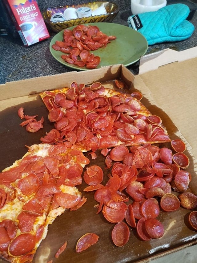Rekao sam da stave malo više salame na pizzu...
