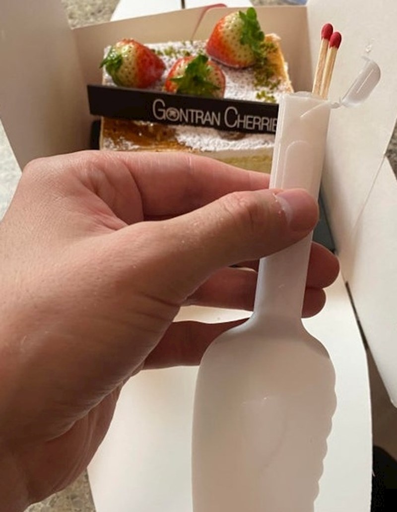 "Dobila sam nož uz naručenu tortu, a on je, pak, u sebi imao šibice za upaliti svijeće"