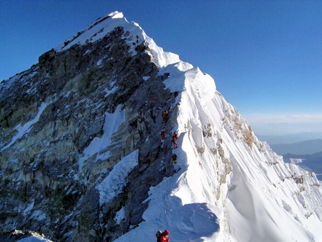 Na Mount Everestu trenutno postoje trupla brojnih planinara jer bi pomicanje istih bio prezahtjevan i nesiguran pothvat. Neka trupla čak služe i kao putokazi...