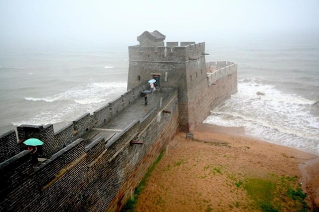 Početak Kineskog zida na obali Bohajskog mora. Nalazi se u okrugu Shanhaiguan, poznat je i pod nazivom "Glava starog zmaja"