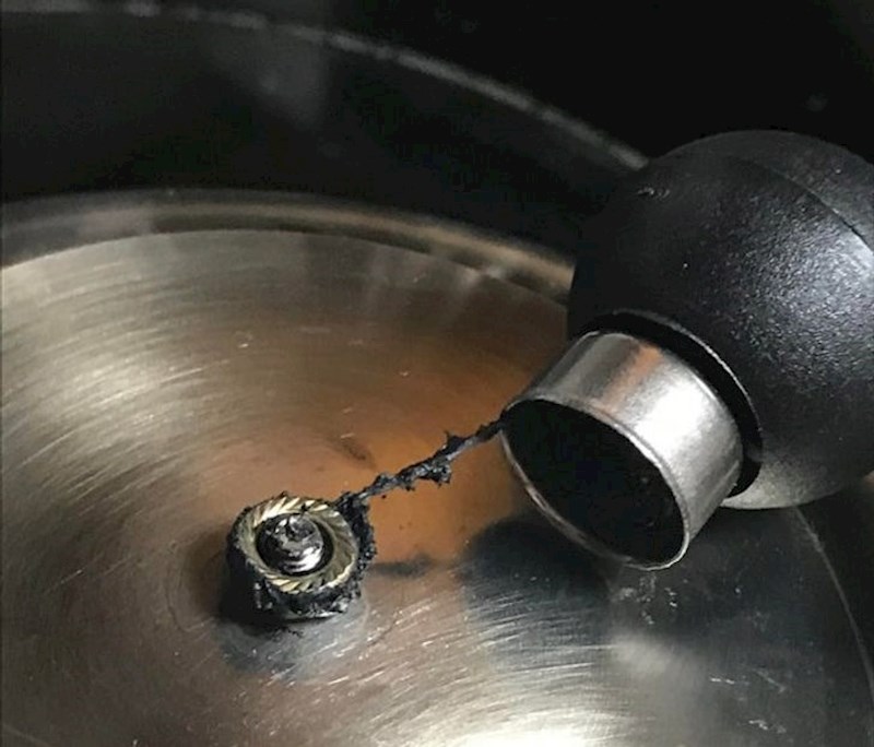 Poklopac čajnika se otopio pri prvom korištenju...