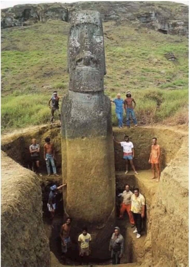 14. Ljudi pored Moai skulpture na Uskršnjem otoku