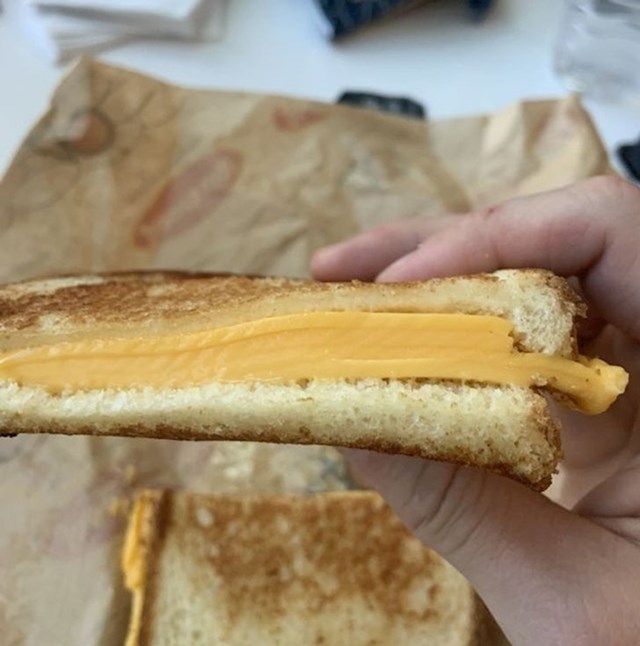 "Ovo je trebao biti tostirani sendvič. Još sam ga uzeo na aerodromu prije dugog leta jer znam da se neću najesti od avionske hrane..."