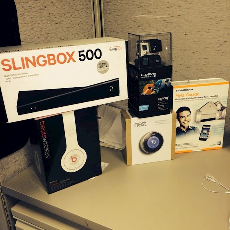 Šef je htio nagraditi svoje radnike na kraju radnog dana, ali je bio petak i svi osim jednog su otišli ranije. Taj jedan je dobio sve darove