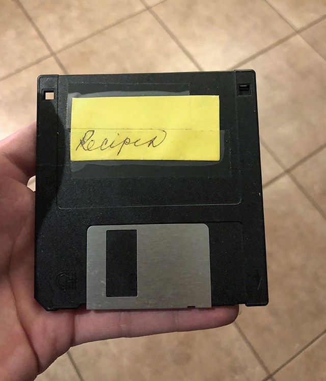 "Moja baka još sprema recepte na disketu. Ima zalihu praznih disketa, ako se pitate gdje ih kupuje..."