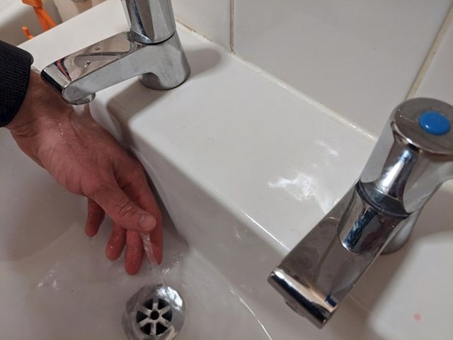Nemoguće je oprati ruke, a da ne dirate umivaonik
