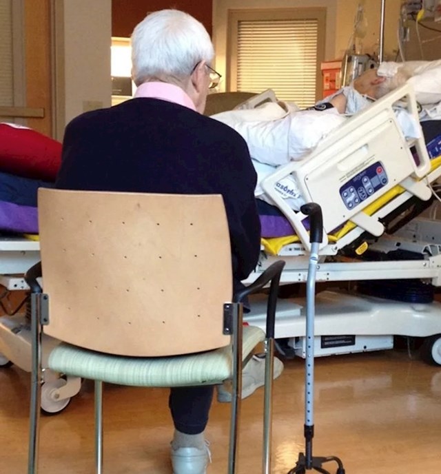 4 dana od bakine operacije srca, djed neumorno sjedi uz njezin krevet i čeka one kratke trenutke u danu kada je budna