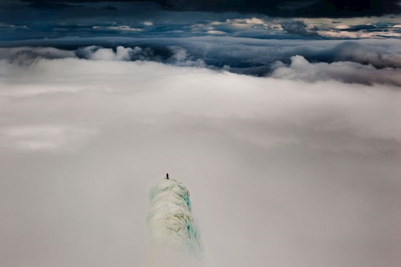 Planinar na jednom od vrhova Islanda