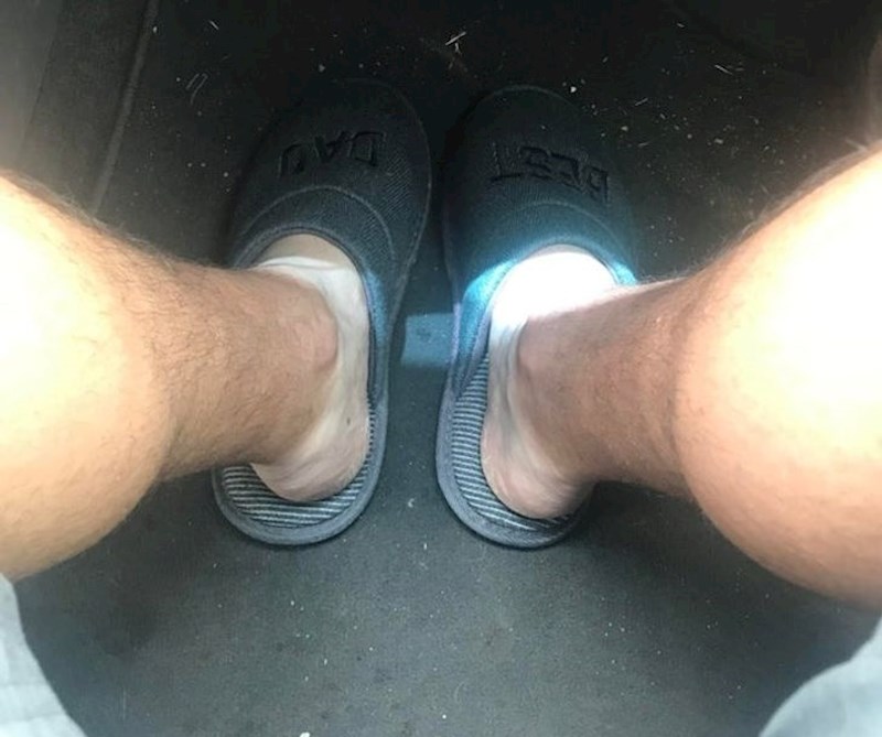 8. Na pola puta do aerodroma shvatio je da je izašao u kućnim papučama...