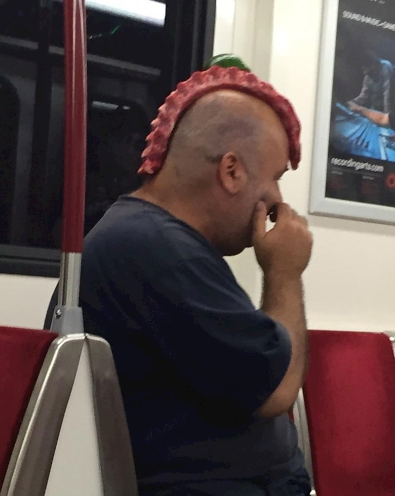 Tip nosi rebarca na glavi. Rebarca!!!