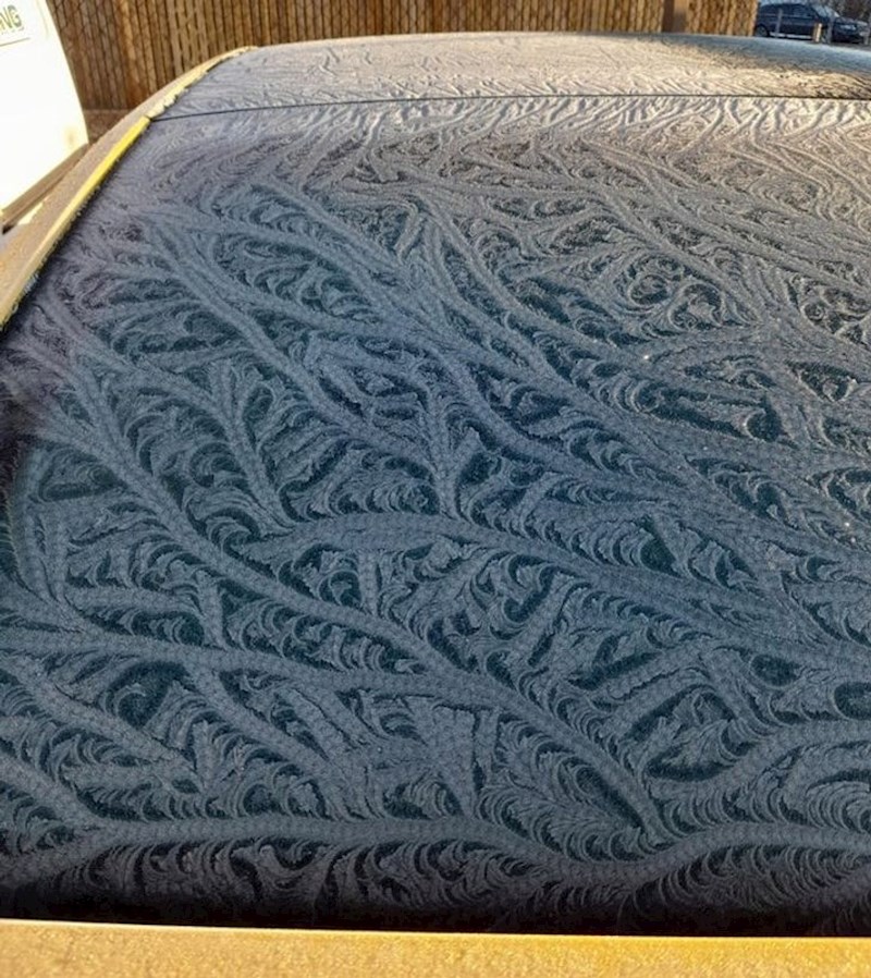 Uzorak koji je poledica ostavila na autu