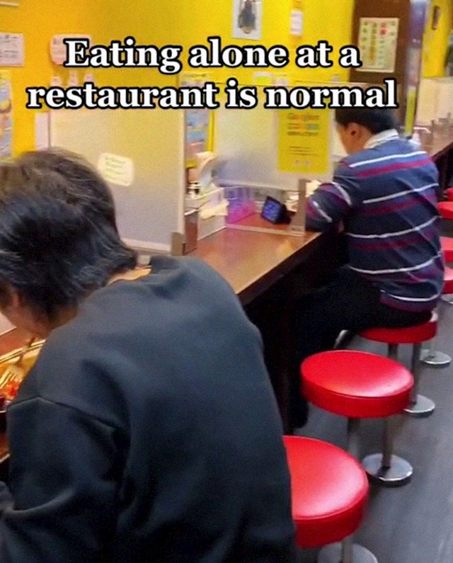 Mnogi ljudi jedu sami u restoranima i nikome nije neugodno zbog toga