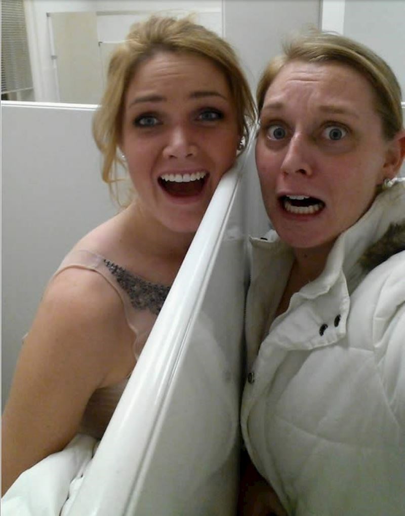 7. Jedini slučaj u ovoj galeriji gdje je visina bila korisna- ne trebaju izlaziti iz svlačionica da bi ocijenile outfit jedna drugoj