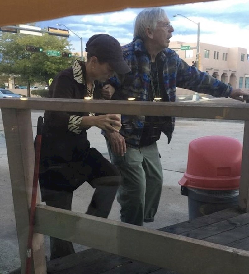 2. Radnica jednog kineskog restorana pomogla je starijem čovjeku hodati do stola i bila jako strpljiva dok je uzimao narudžbu iako je bila velika gužva taj dan