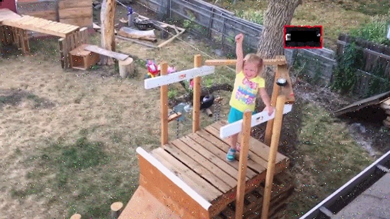 Curica i tata su veliki fanovi "Nindža ratnika", pa su postavili poligon u dvorištu!