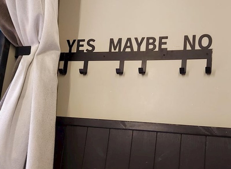 Vješalica u kabini za isprobavanje odjeće