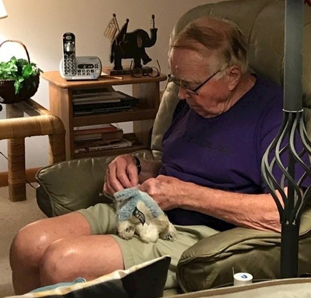 Pas je pokidao omiljenu igračku, pa vlasnik spašava stvar