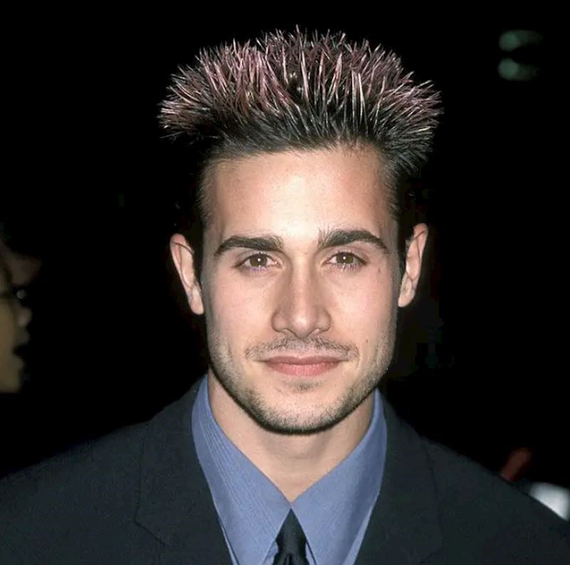 Ovi pramenovi, pogotovo u kombinaciji s ovoliko gela i jež frizurom