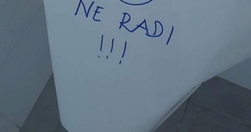 Obavijest fotkana u zahodu jednog kafića oduševila je ekipu na Fejsu, hit je!