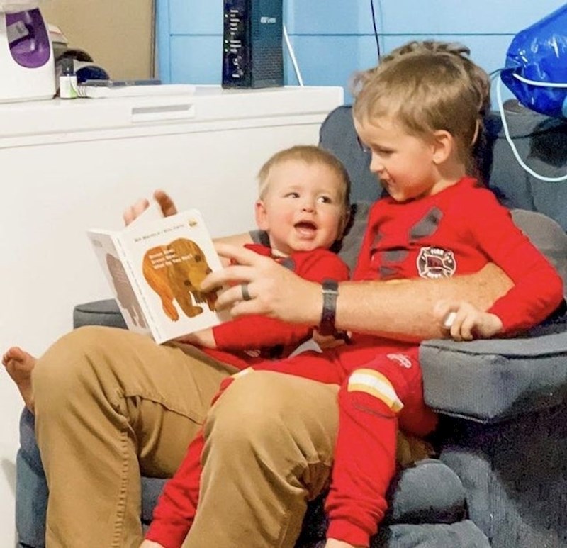 Bezglavi tata čita priče za laku noć