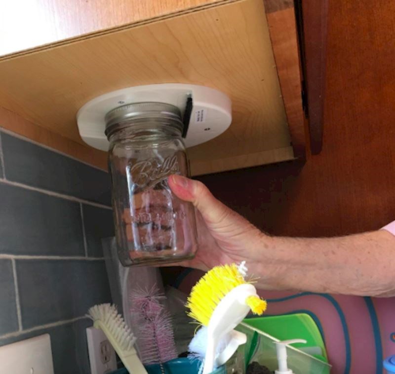 Otvarač za tegle. Da nam je netko rekao da ne moramo dobiti upalu mišića ruku svaki put kada otvaramo krastavce, ne bismo mu povjerovali!