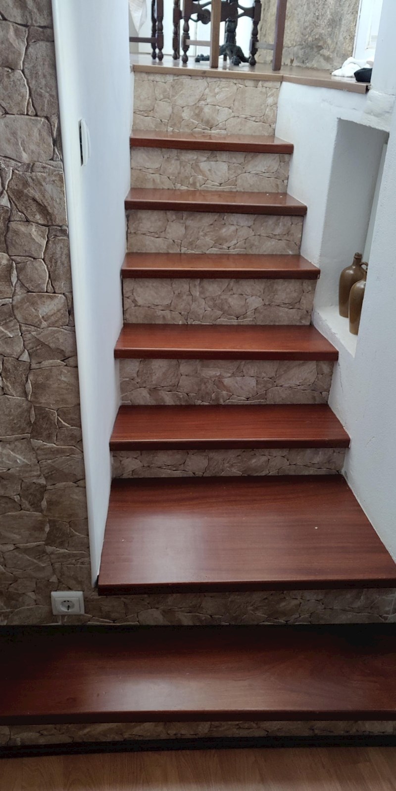 Primijetite da je svaka stepenica različite dubine i visine