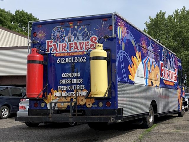Fast food kamion obojao je spremnike plina tako da izgledaju kao ogromne boce kečapa i majoneze