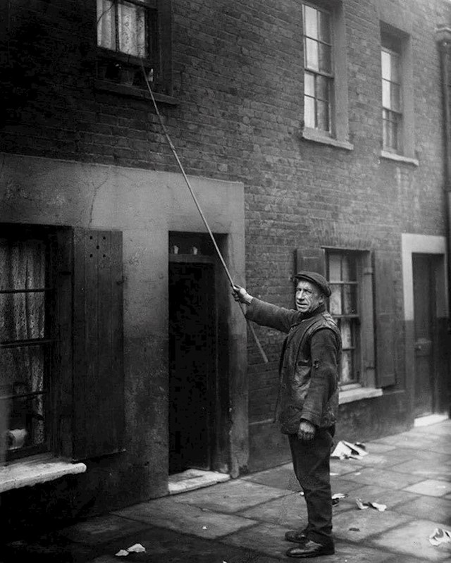 Prije budilica, ljudi su bili plaćeni za buđenje klijenata za posao tako što su kucali na njihova vrata i prozore štapom. London, 1929.