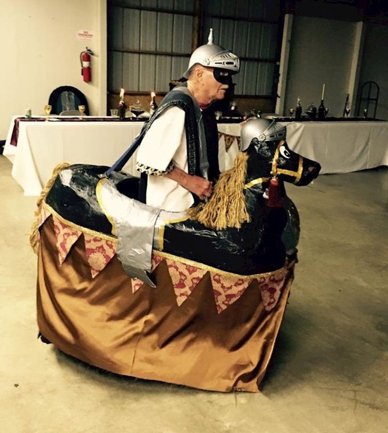 Tema ovog vjenčanja bio je srednji vijek. Ovo je mladenkin djed!