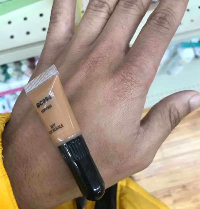 "Poslala sam dečka da mi kupi puder i objasnila da nijansu isproba na ruci"