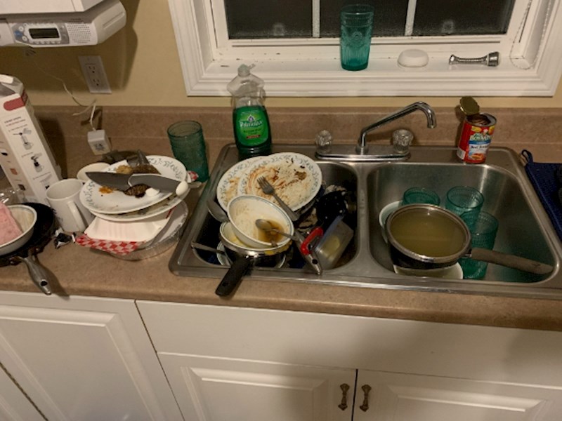 "Vratio sam se u iznajmljeni stan nakon blagdana s obitelji. Cimer nije oprao posuđe od Badnjaka, kada sam otišao..."