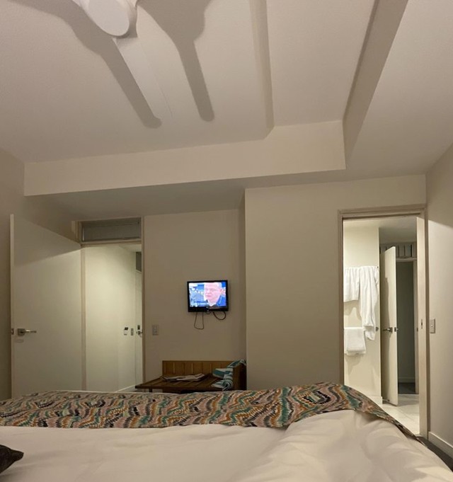 "Trebao sam ponijeti teleskop za gledati TV u ovom hotelu..."