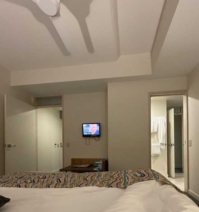 "Trebao sam ponijeti teleskop za gledati TV u ovom hotelu..."