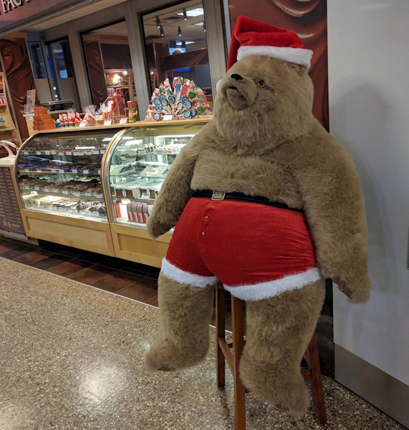 Zapeo sam na aerodromu dan i pol, bio sam iscrpljen i frustriran. Onda sam ugledao da nisam jedini!