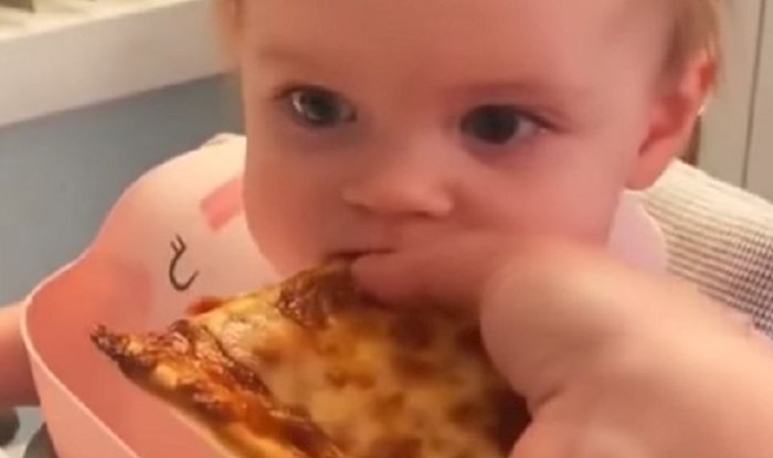 Reakcija bebe koja prvi put jede pizzu rastopila je svijet, danas nećete vidjeti ništa slađe!