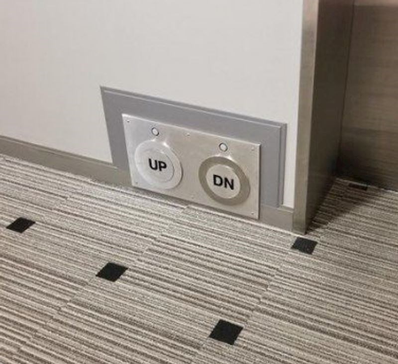 Gumbovi za pozivanje dizala smješteni su nisko i pritišću se nogom