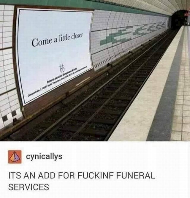 Reklama za pogrebno poduzeće nalazi se iza tračnica kojima prolazi podzemna željeznica, a poruka na oglasu kaže: "Priđi bliže"