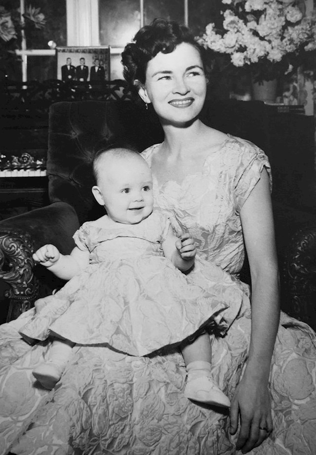 "Mama je sašila iste haljine za nju i mene povodom nekog fancy partyja 1954."